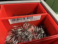 Partij kettingen, veren en industrieel bevestigingsmateriaal - afbeelding 140 van  180