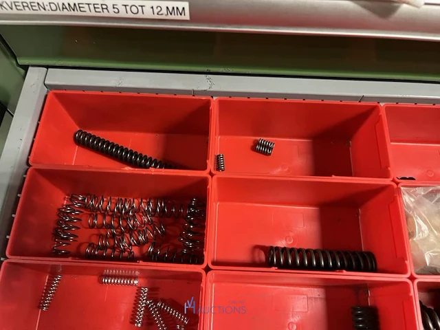 Partij kettingen, veren en industrieel bevestigingsmateriaal - afbeelding 141 van  180