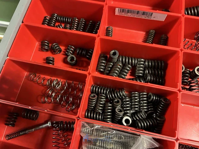 Partij kettingen, veren en industrieel bevestigingsmateriaal - afbeelding 143 van  180