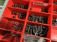 Partij kettingen, veren en industrieel bevestigingsmateriaal - afbeelding 143 van  180