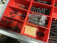 Partij kettingen, veren en industrieel bevestigingsmateriaal - afbeelding 144 van  180