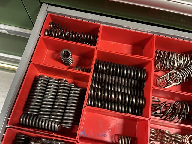 Partij kettingen, veren en industrieel bevestigingsmateriaal - afbeelding 146 van  180