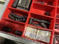 Partij kettingen, veren en industrieel bevestigingsmateriaal - afbeelding 151 van  180
