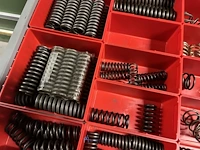 Partij kettingen, veren en industrieel bevestigingsmateriaal - afbeelding 152 van  180