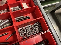 Partij kettingen, veren en industrieel bevestigingsmateriaal - afbeelding 157 van  180
