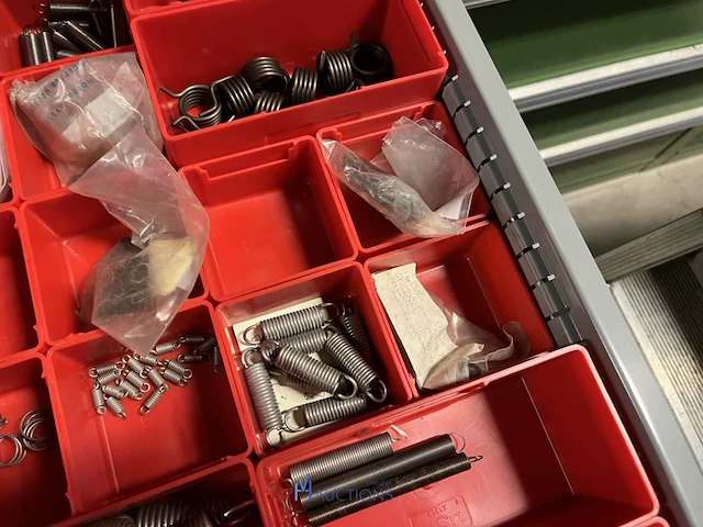 Partij kettingen, veren en industrieel bevestigingsmateriaal - afbeelding 158 van  180