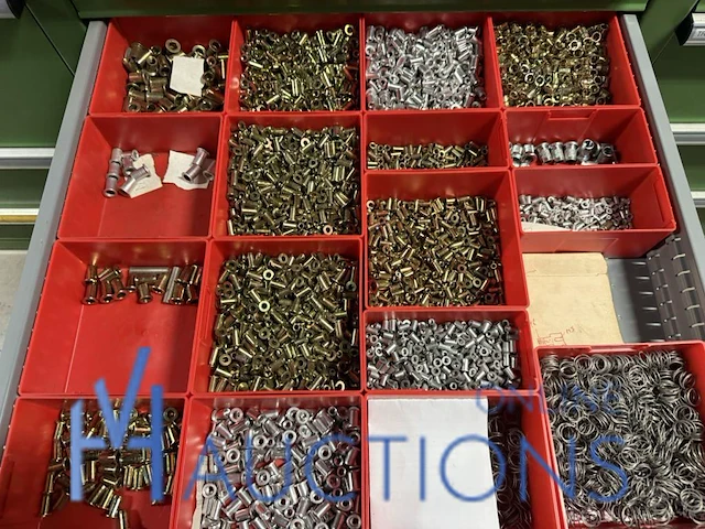 Partij kettingen, veren en industrieel bevestigingsmateriaal - afbeelding 148 van  180