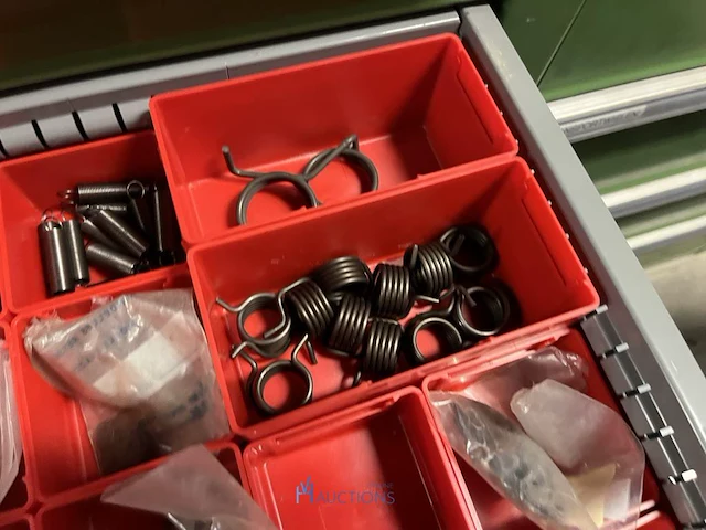 Partij kettingen, veren en industrieel bevestigingsmateriaal - afbeelding 160 van  180