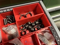Partij kettingen, veren en industrieel bevestigingsmateriaal - afbeelding 160 van  180