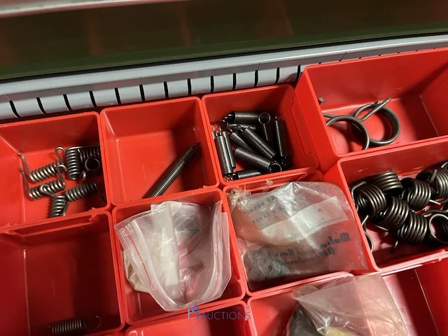Partij kettingen, veren en industrieel bevestigingsmateriaal - afbeelding 161 van  180
