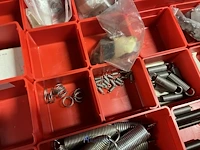 Partij kettingen, veren en industrieel bevestigingsmateriaal - afbeelding 162 van  180