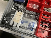 Partij kettingen, veren en industrieel bevestigingsmateriaal - afbeelding 165 van  180