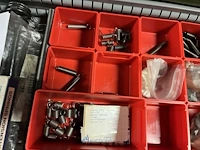 Partij kettingen, veren en industrieel bevestigingsmateriaal - afbeelding 167 van  180