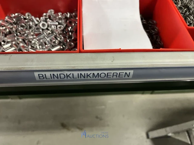 Partij kettingen, veren en industrieel bevestigingsmateriaal - afbeelding 169 van  180