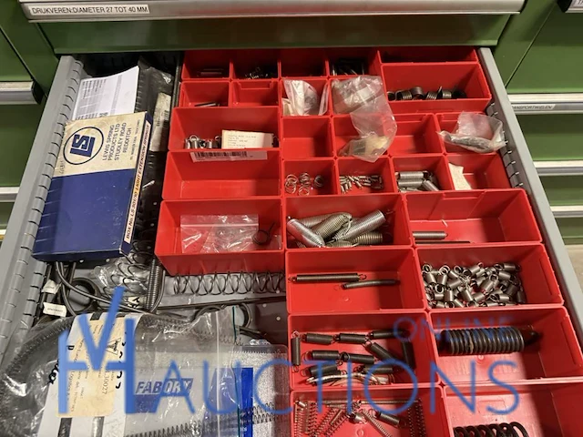 Partij kettingen, veren en industrieel bevestigingsmateriaal - afbeelding 159 van  180