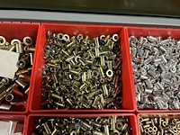 Partij kettingen, veren en industrieel bevestigingsmateriaal - afbeelding 172 van  180