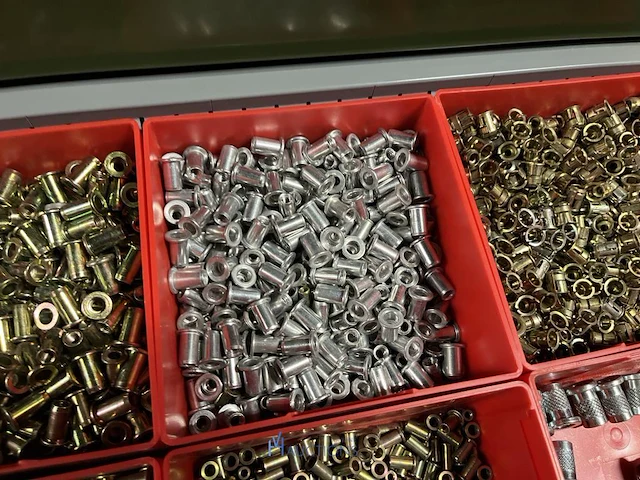 Partij kettingen, veren en industrieel bevestigingsmateriaal - afbeelding 173 van  180