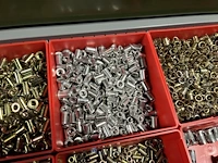Partij kettingen, veren en industrieel bevestigingsmateriaal - afbeelding 173 van  180