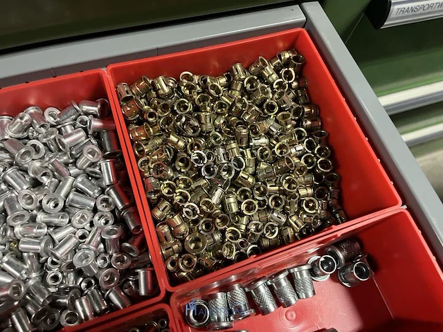 Partij kettingen, veren en industrieel bevestigingsmateriaal - afbeelding 174 van  180