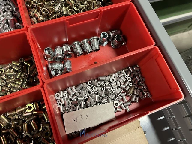 Partij kettingen, veren en industrieel bevestigingsmateriaal - afbeelding 175 van  180