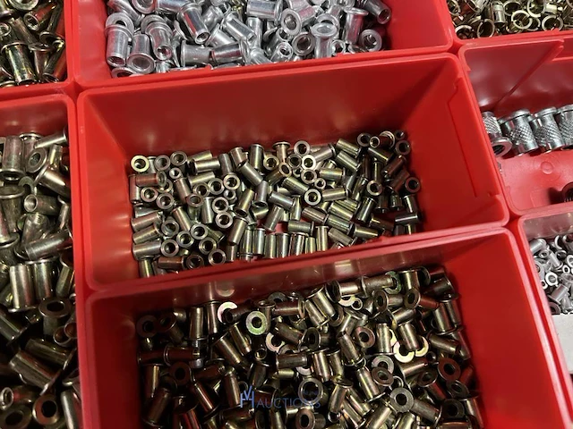 Partij kettingen, veren en industrieel bevestigingsmateriaal - afbeelding 176 van  180