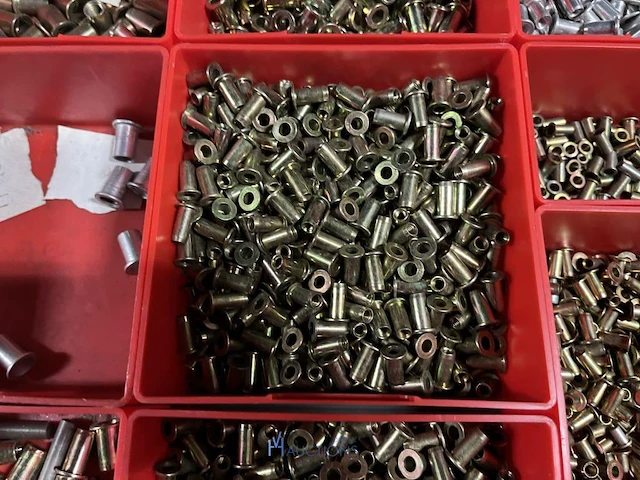 Partij kettingen, veren en industrieel bevestigingsmateriaal - afbeelding 177 van  180