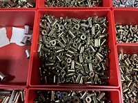 Partij kettingen, veren en industrieel bevestigingsmateriaal - afbeelding 177 van  180