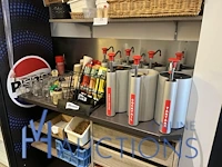 Partij keukenaccessoires waaronder 7 sausdispensers