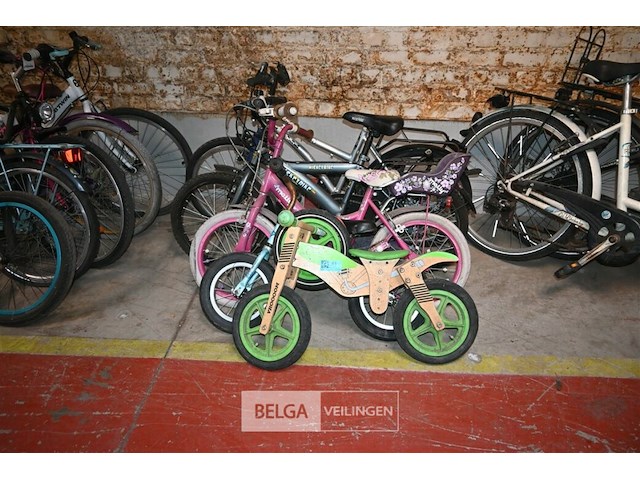 Partij kinderfietsen - afbeelding 1 van  4