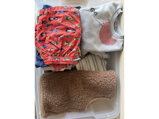 Partij kinderkledij - afbeelding 1 van  34