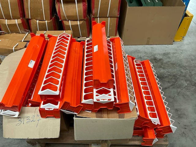 Partij kippenvoerbakken - afbeelding 2 van  4