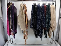 Partij kledij vrouwen (plm 25)