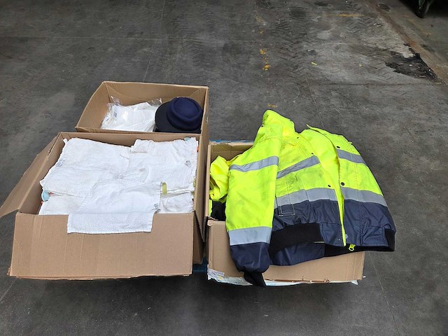 Partij kleding en textiel - afbeelding 1 van  5