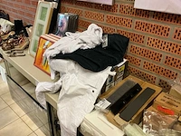 Partij kleding - afbeelding 1 van  5