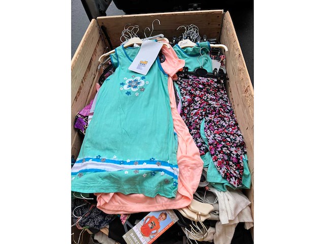 Partij kleding - afbeelding 2 van  23