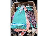 Partij kleding - afbeelding 2 van  23