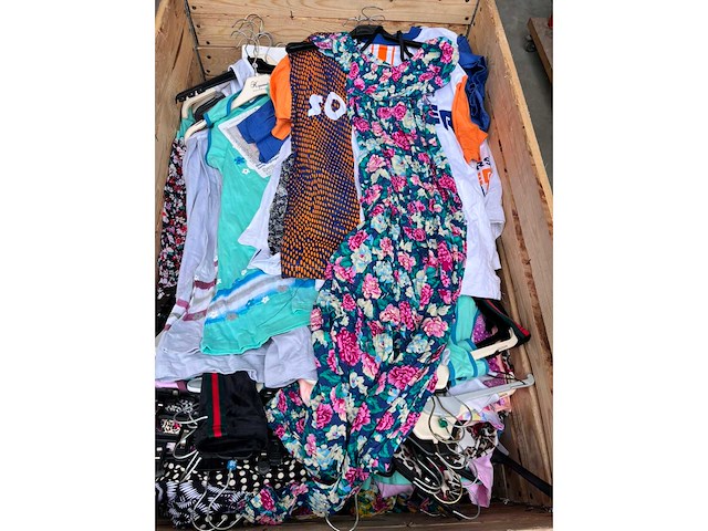 Partij kleding - afbeelding 3 van  23