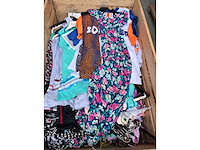 Partij kleding - afbeelding 3 van  23