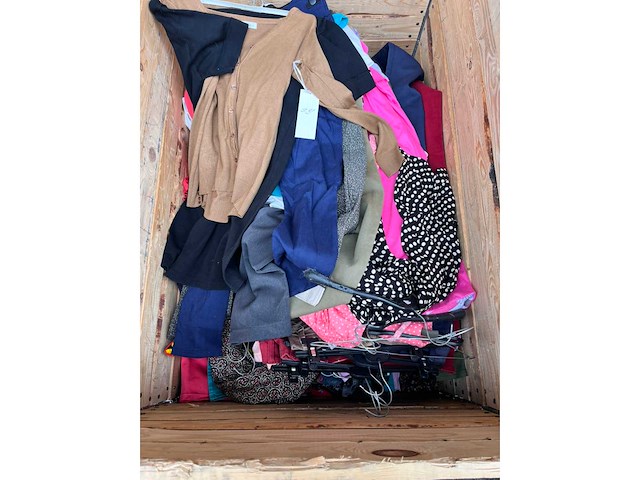 Partij kleding - afbeelding 5 van  23
