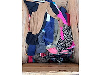 Partij kleding - afbeelding 5 van  23