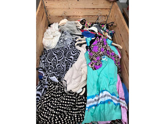 Partij kleding - afbeelding 7 van  23