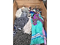Partij kleding - afbeelding 7 van  23