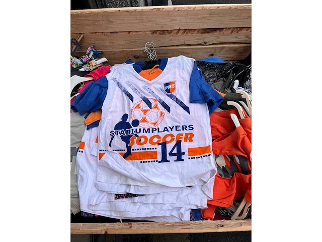 Partij kleding - afbeelding 8 van  23