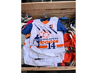 Partij kleding - afbeelding 8 van  23
