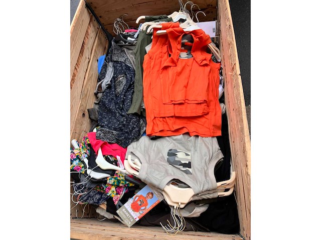 Partij kleding - afbeelding 9 van  23
