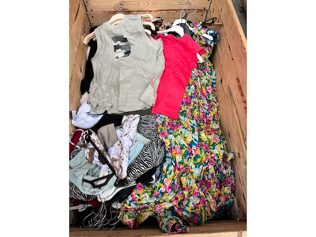 Partij kleding - afbeelding 10 van  23