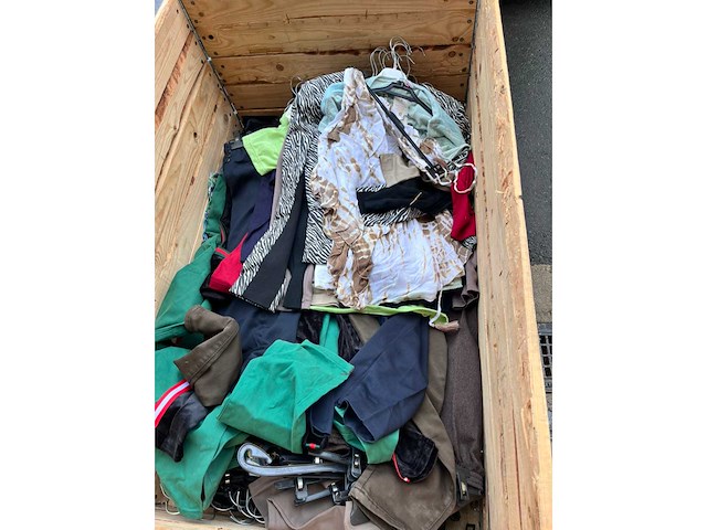 Partij kleding - afbeelding 11 van  23
