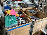 Partij kleding - afbeelding 1 van  23