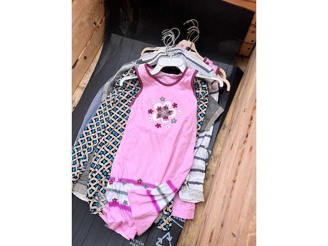 Partij kleding - afbeelding 13 van  23