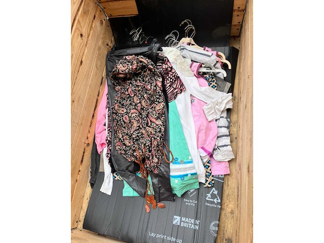 Partij kleding - afbeelding 14 van  23
